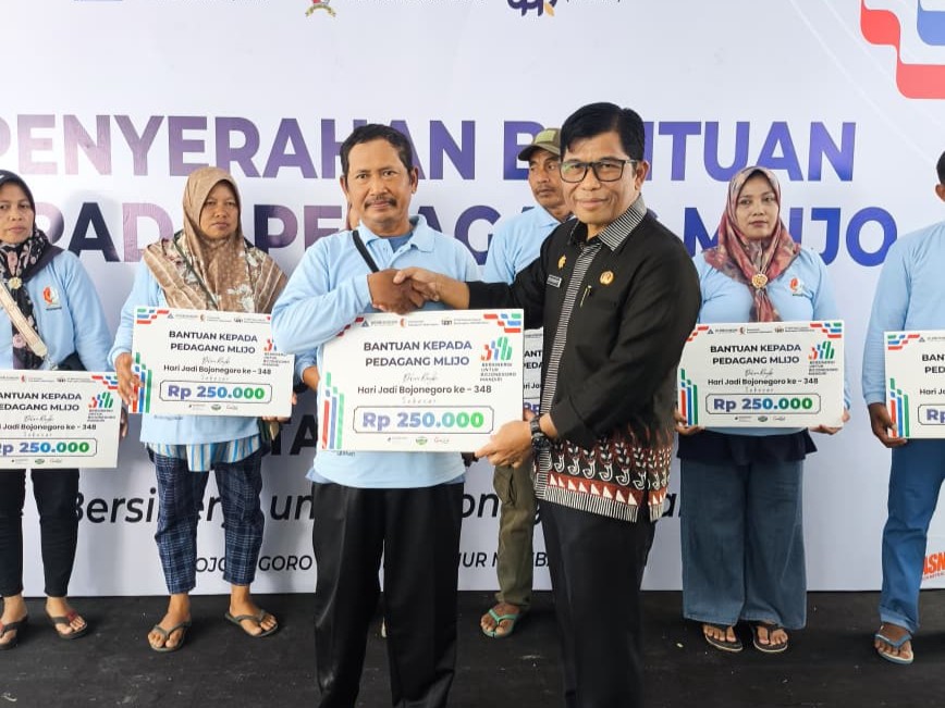 Penyerahan Bantuan Pedagang Mlijo dalam Rangka HJB ke-348