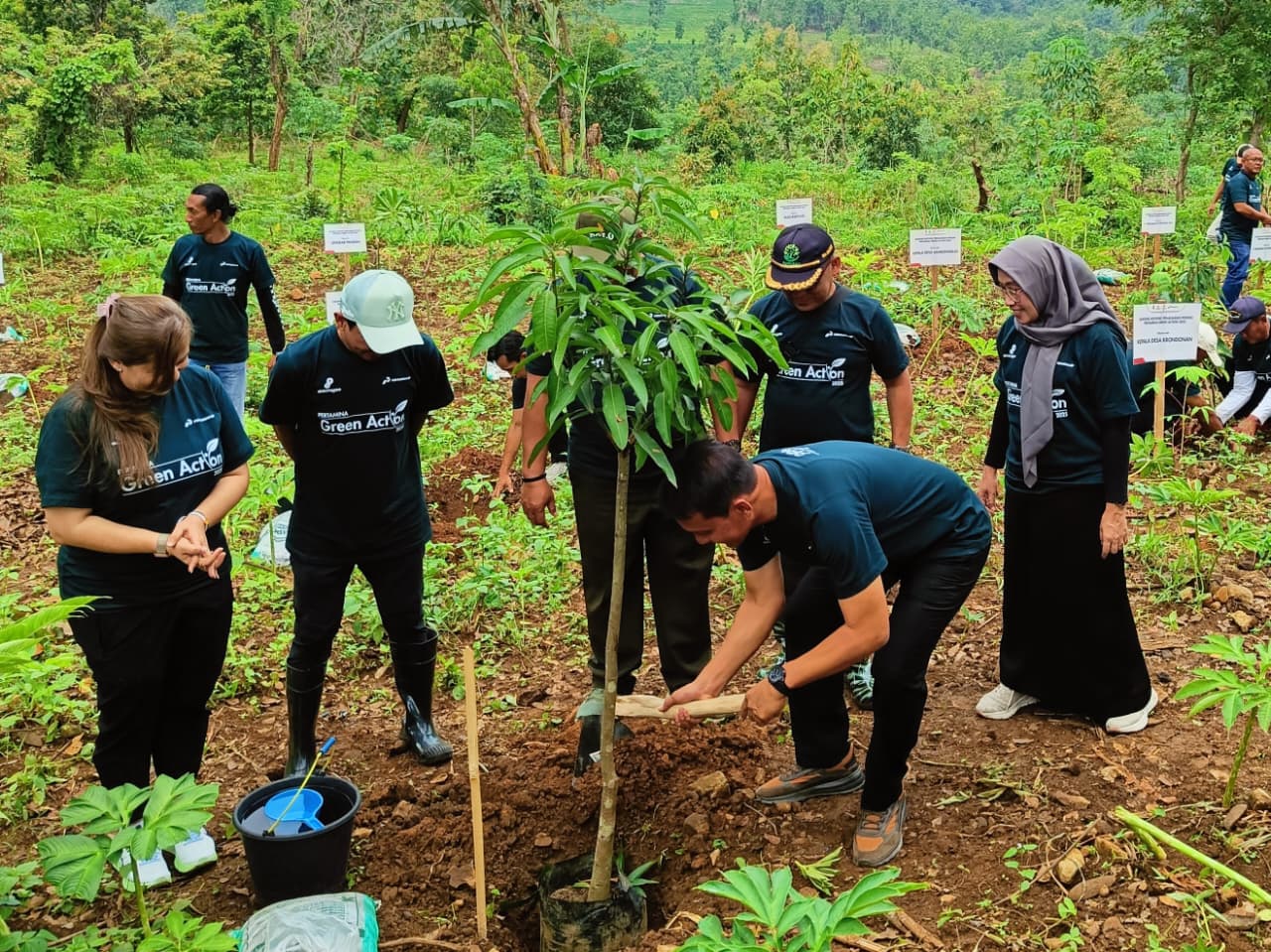 Bupati Bojonegoro Hadiri Gotong Royong Penanaman Pohon Pertamina Green Action 2025