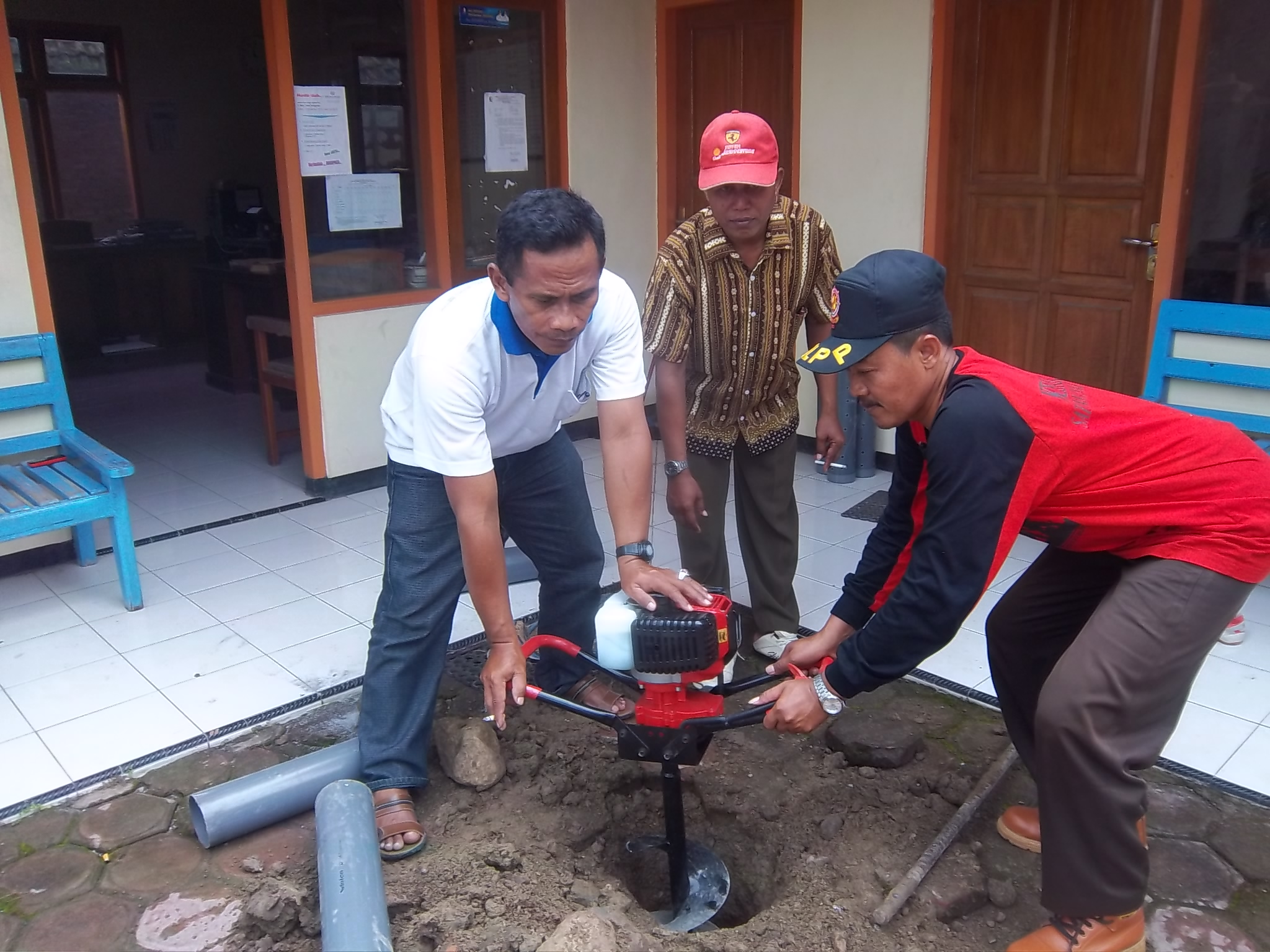 Pembuatan Lubang resapan biopori sebagai salah satu tindak lanjut GSM