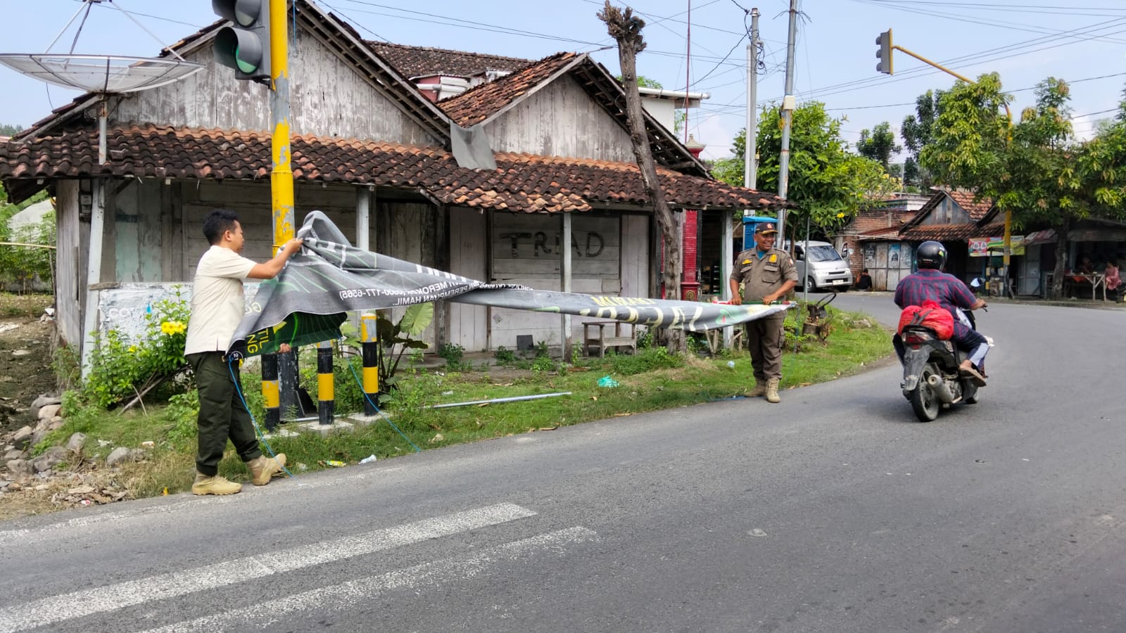 Penertiban Banner oleh Tim Trantibum Kecamatan Gondang